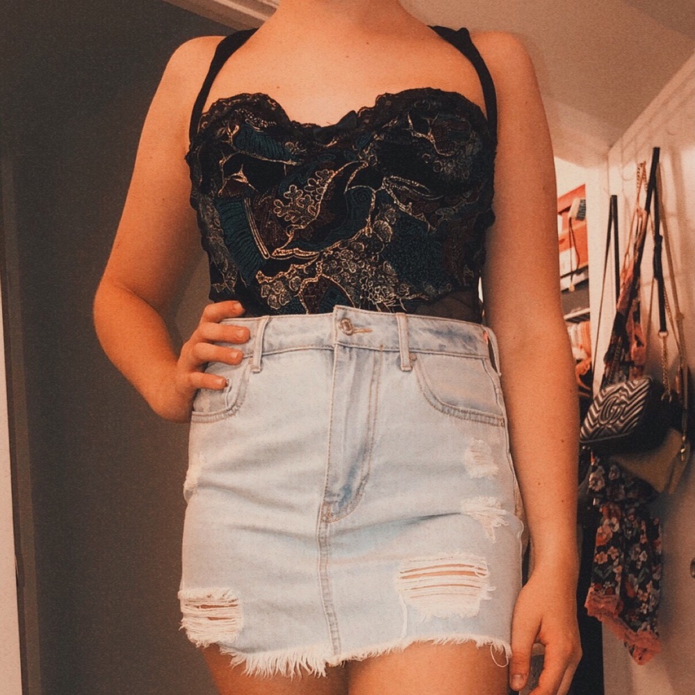 𝐒𝐄𝐐𝐔𝐈𝐍 𝐋𝐈𝐍𝐆𝐄𝐑𝐈𝐄 𝐁𝐎𝐃𝐘 𝐒𝐔𝐈𝐓